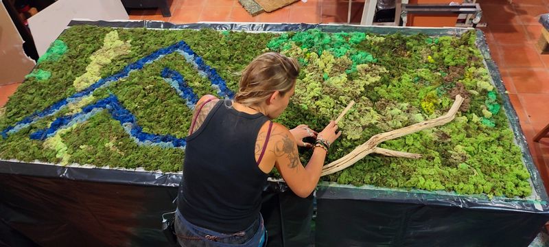 Montaje de un mapa vivo de musgo preservado y madera para una tienda exclusiva