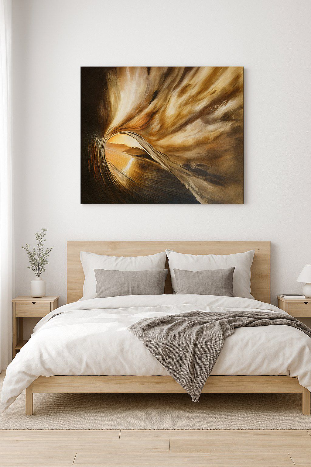 Cuadro abstracto en dorados y negros con un pliegue de luz, sobre una cama