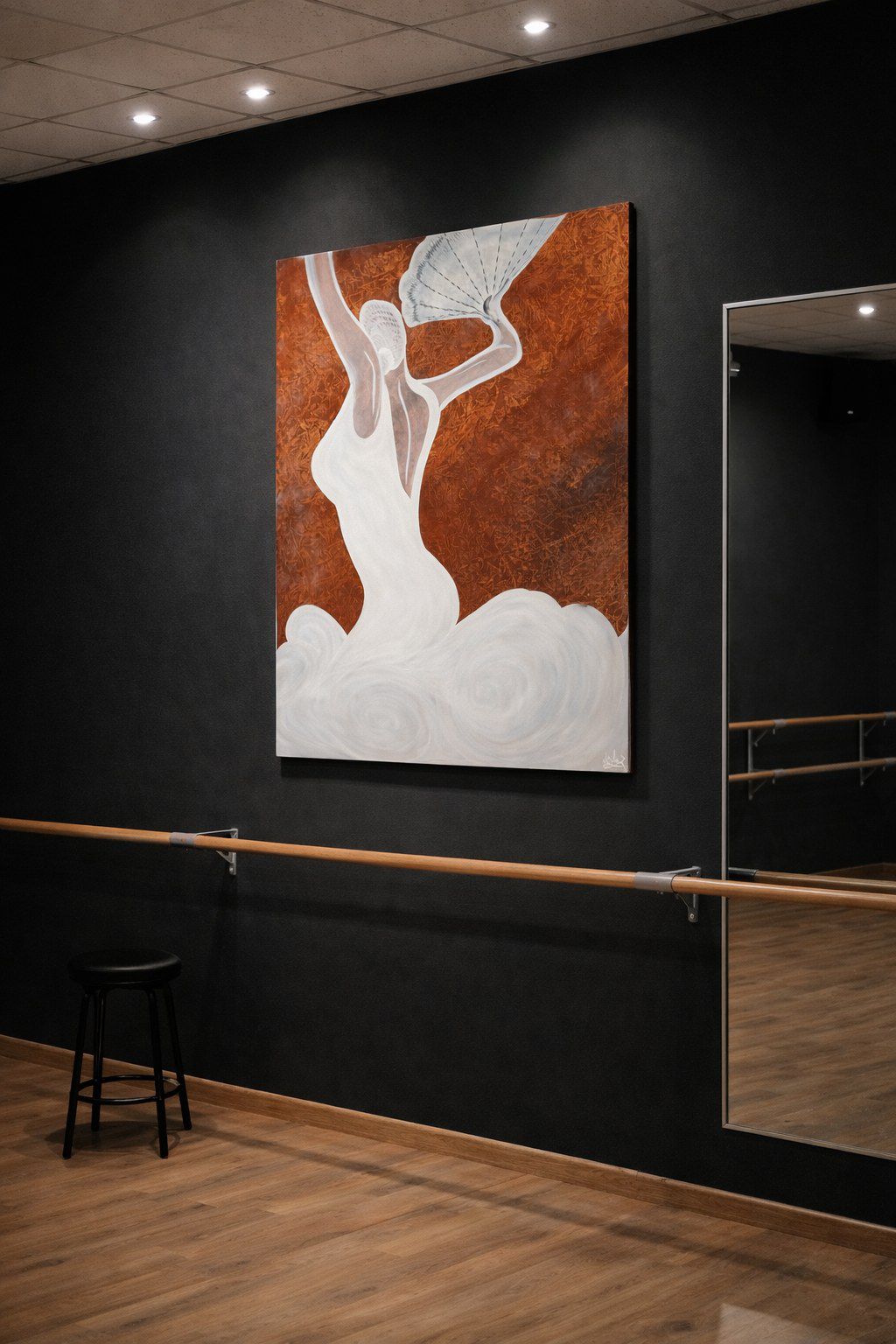 Cuadro de una bailarina blanca que se funde con las nubes sobre fondo cobrizo, en una sala de danza