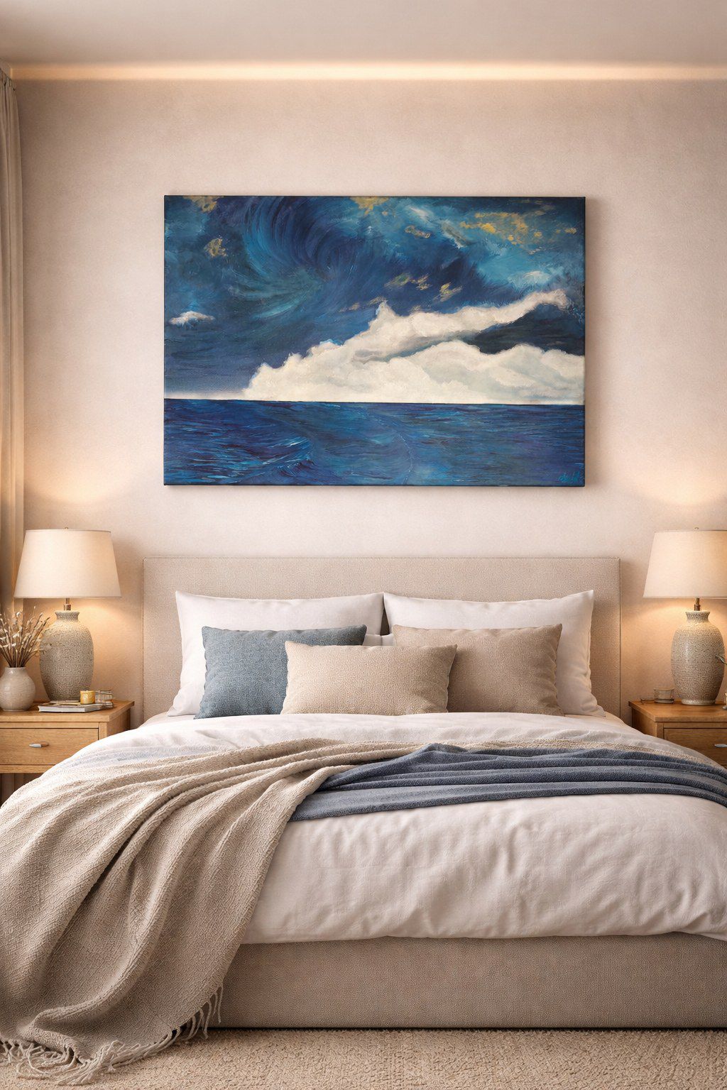 Cuadro de un mar oscuro bajo nubes blancas, sobre una cama