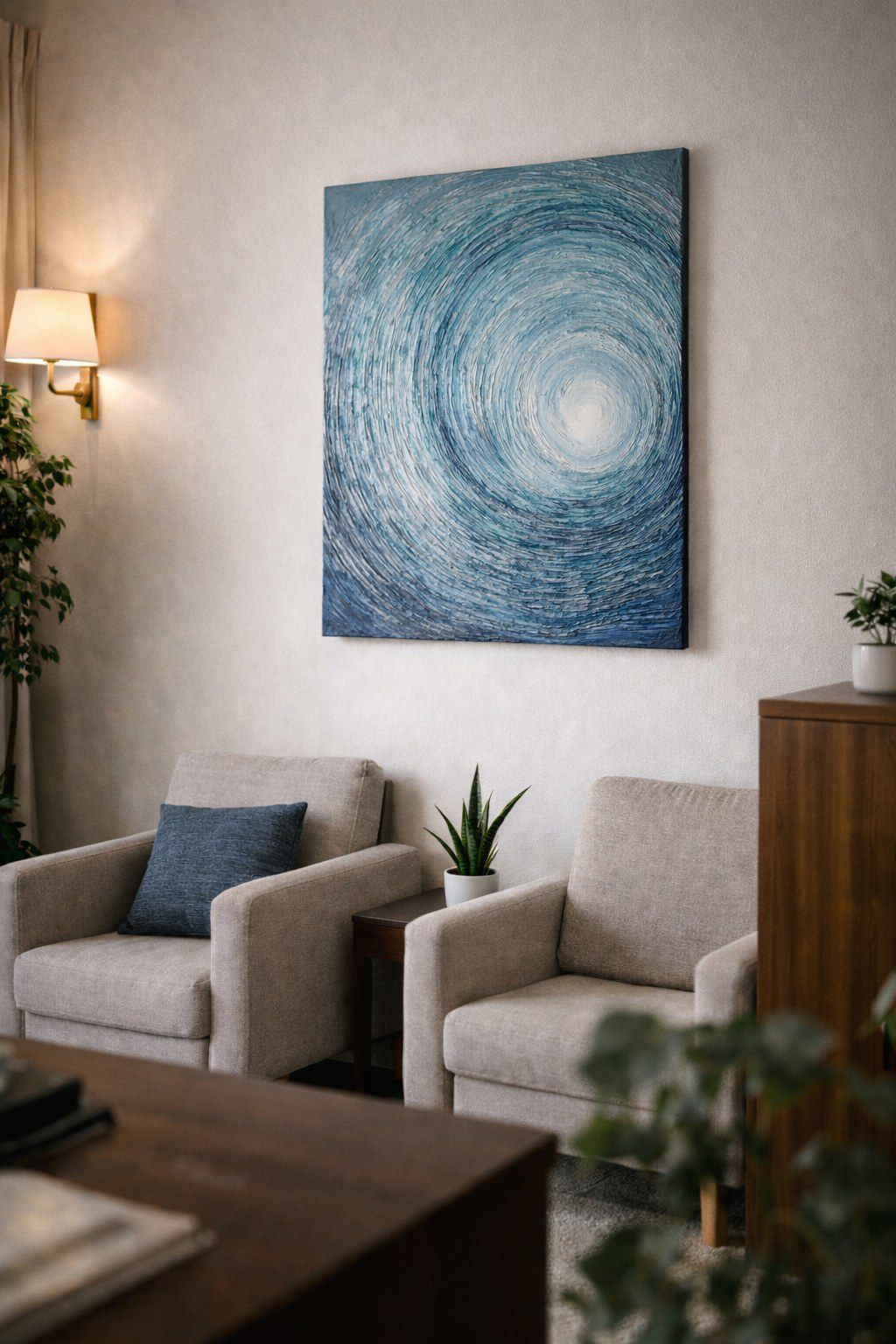 Cuadro de un remolino en azules claros, en un rincón con sillones